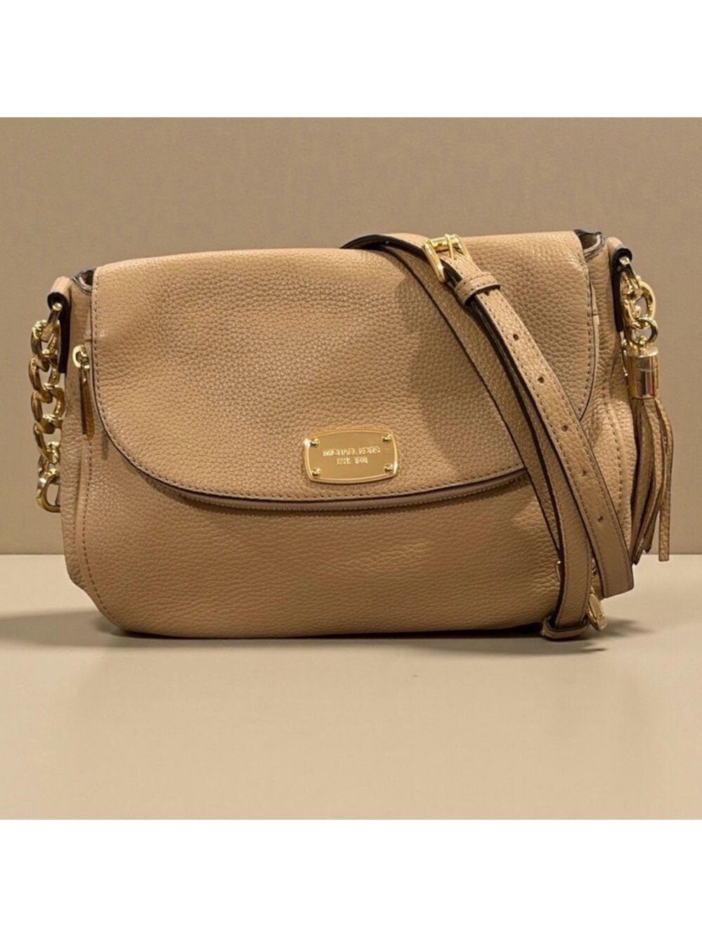 Michael Michael Kors Beige Pebbled Leather Crossbody Bag Gold Hardware EUC
